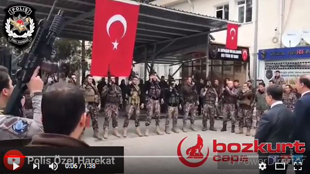 Prestation de serment des PÖH avant leur départ pour Afrin. En bas de l'écran à droite, le symbole du Loup Gris, symbole du parti fascisant MHP. Lieu non précisé. Capture d'écran sur la chaîne Polis Özel Harekat sur youtube