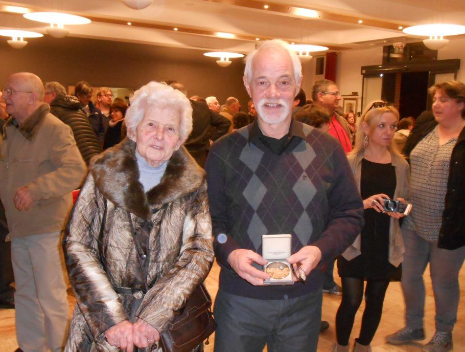 Luc Chérot et sa mère, venue assister à la remise de la médaille de là ville à son fils. / Photo DDM