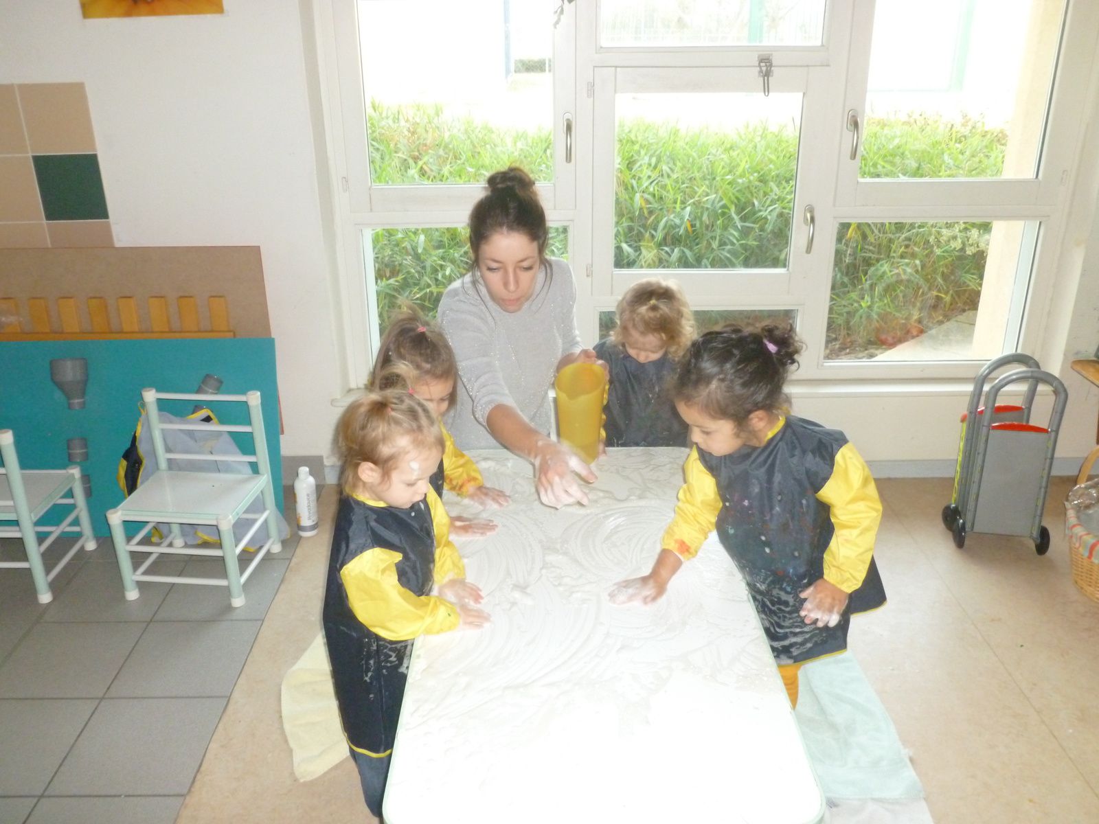 Les enfants découvrent la "table à savon" ! - Le blog du pole petit enfance  bout'chou