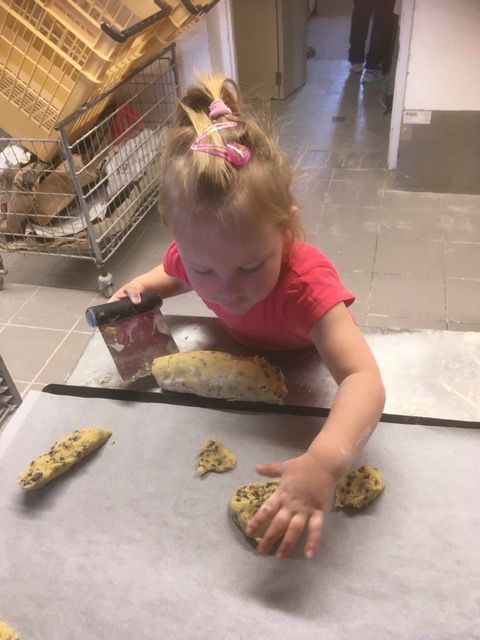 Les filles aussi relèvent le défi ! juliette aide son papa à la confection des cookies ! Syana cuisine aussi. et aussi des nouvelles de Margot et Augustine,Léana.