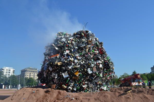 Météorite de déchets, reconstituée en 2013 dans la ville de Genêve (installation par Fresh agency). Mickaël Fonjallaz/Flickr, CC BY 