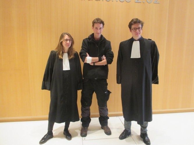 Le tribunal correctionnel de Paris a ordonné, lundi 29 avril, la levée du contrôle judiciaire de Gaspard Glanz. Celui-ci pourra donc couvrir les manifestations à Paris, quel qu’en soit le jour.