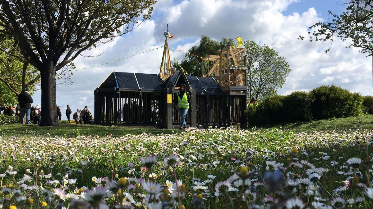 Cathédrale Notre-Dame des Droits, construite en un jour par les Gilets jaunes de Caen sur le rond point Lazzaro de Colombelles
