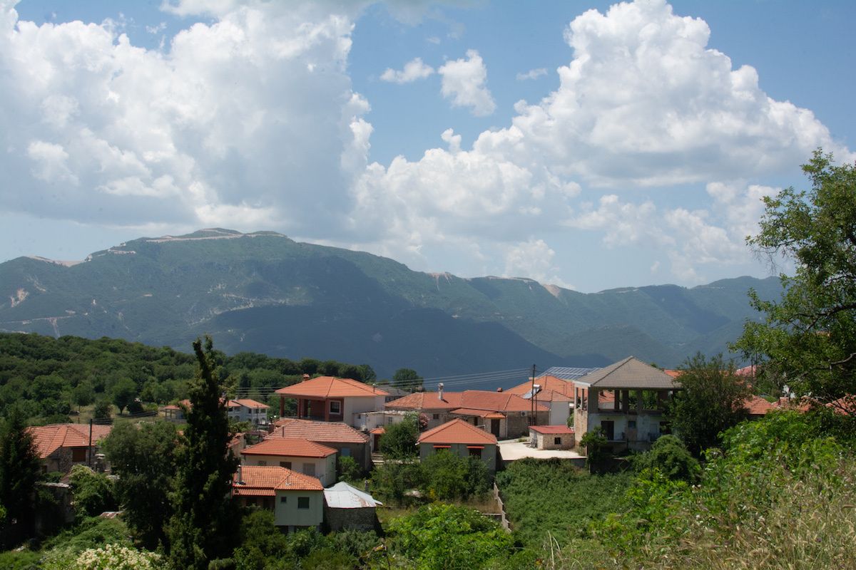 Depuis 2014, 72 % des eaux et 13 % des terres de la Grèce sont destinées à la recherche et l’exploitation des hydrocarbures, bien souvent à l’insu des populations locales…Ici : Zitsa, bourg de 400 habitants, en Épire (à la bonne résonance antique) , dans le nord-ouest de la Grèce...où la résistance face aux cupides illégaux s’organise !