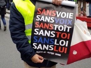 Les braises de la crise des gilets jaunes couvent toujours et... quelques milliards d’euros ne suffiront pas à apaiser le pays assure l’un des ministres présents. Le Président nous a dit de partir en vacances la peur au ventre. Le Monde 23/07/19