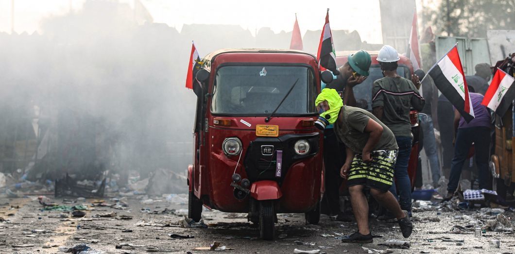 Les conducteurs de tuk-tuk, héros inattendus de la révolte populaire irakienne : Ils n'hésitent pas à foncer en première ligne des affrontements pour venir en aide aux manifestant•es.