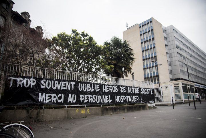 « Le gouvernement veut sauver l’économie… avant les gens »…jamais de jamais nous n’oublierons à quel désastre d’inhumanité ces moins que rien sont tombés…ne plus rien…suivre de ces déments (du verbe démentir – oui en plus de mentir, le dément dément qu’il/elle ment)…