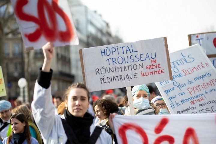 Le 20 février 2020 à Paris, lors de la mobilisation contre la réforme des retraites. 2O Février et que Faisait le gouvernement de drogués durs à l’idéologie ? Ils cognaient comme des…malades sur ces femmes hors pair…eh oui, ils ne sont surtout pas des…exemples…à suivre !