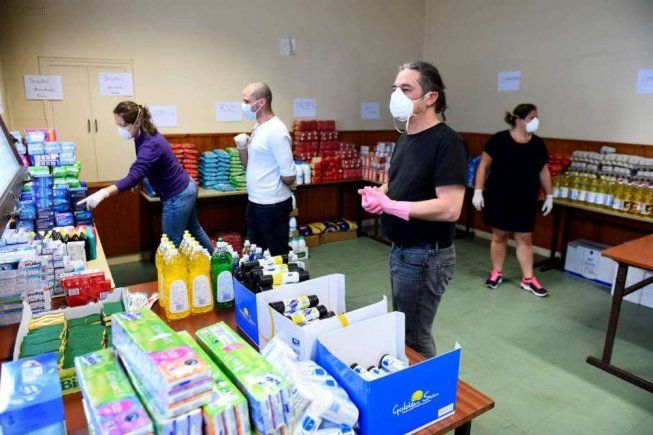 « Urgence sanitaire et alimentaire dans les résidences universitaires pour les étudiants précaires : À Bordeaux, les étudiants les plus précaires enfermés dans leur chambre du CROUS ne peuvent plus s‘alimenter. Les mesures de confinement ont aggravé la situation de précarité de ces jeunes. »
