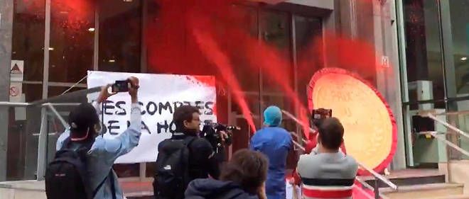 Afin de soutenir les revendications de soignants, les militants d'Attac aspergent de faux sang la façade du ministère de la Santé