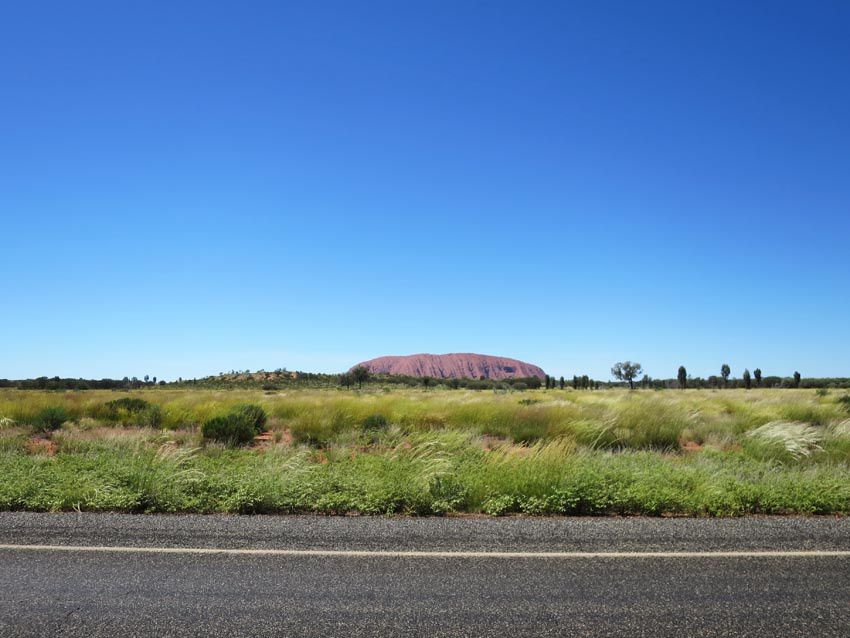 Uluru/Ayers rock depuis la route. Ph. Delahaye.