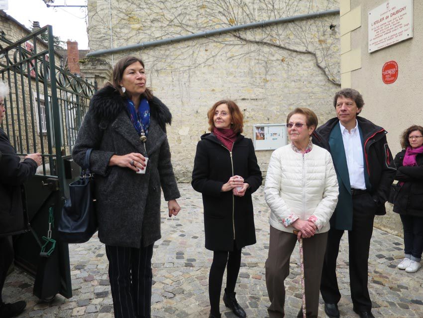 Mots de bienvenue de notre maire, Isabelle Mézières. À ses côtés, la famille Raskin-Daubigny : Annette et ses deux enfants, Cécile et Michel. Ph. Delahaye.