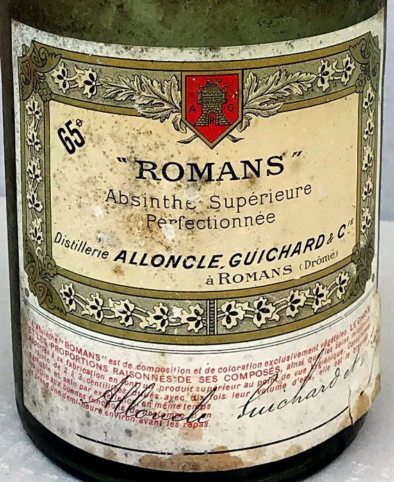 Bouteille pleine avec son sceau de verre au nom de Alloncle & Guichard & Cie et son étiquette. L'absinthe est à 65°. Coll. Thuillier.