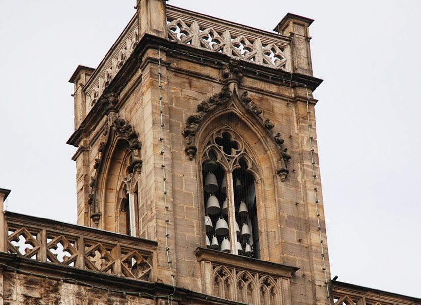 L'Hôtel de ville et ses cloches de porcelaine dans la tour. Ph. Delahaye. 