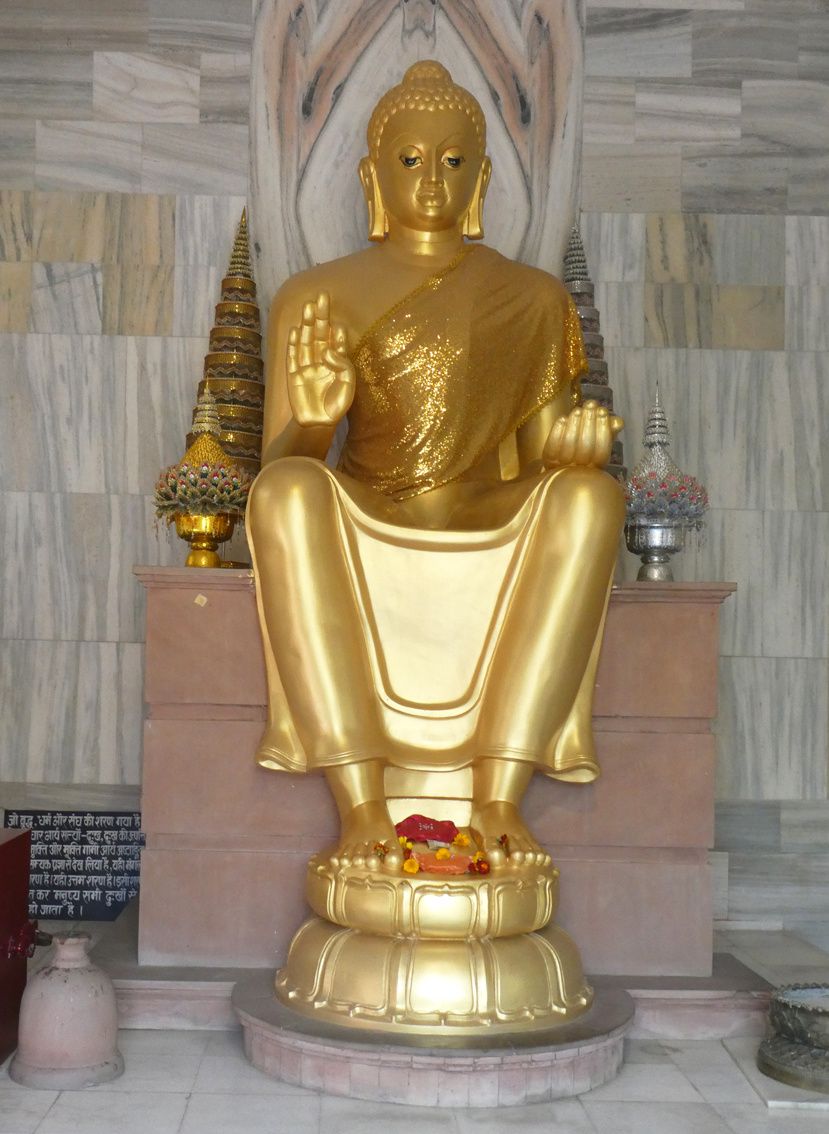 Temple et Bouddha en or à l'intérieur. Ph. Delahaye.