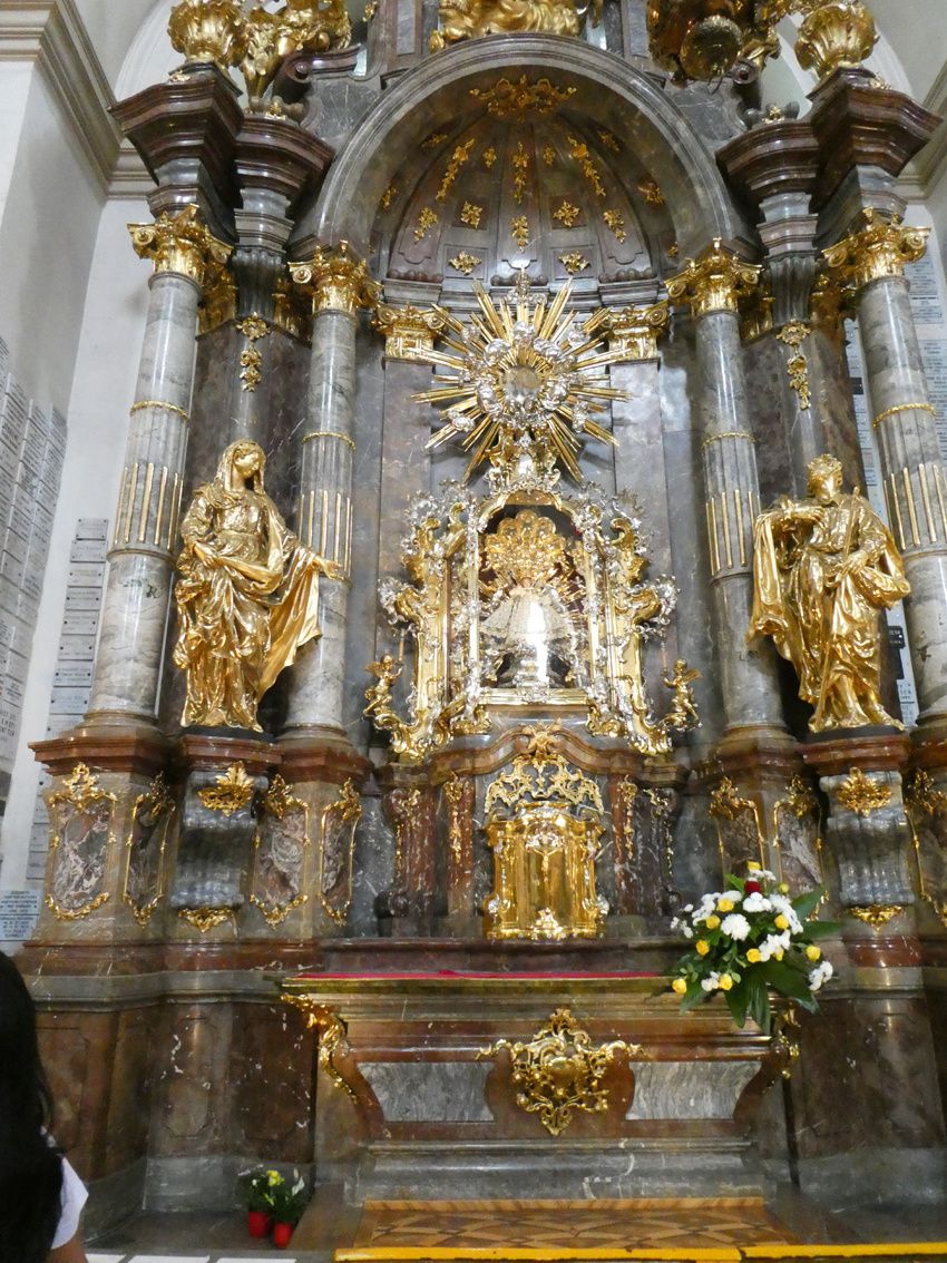 L'Enfant Jésus de Prague dans l'église. Ph. Delahaye.