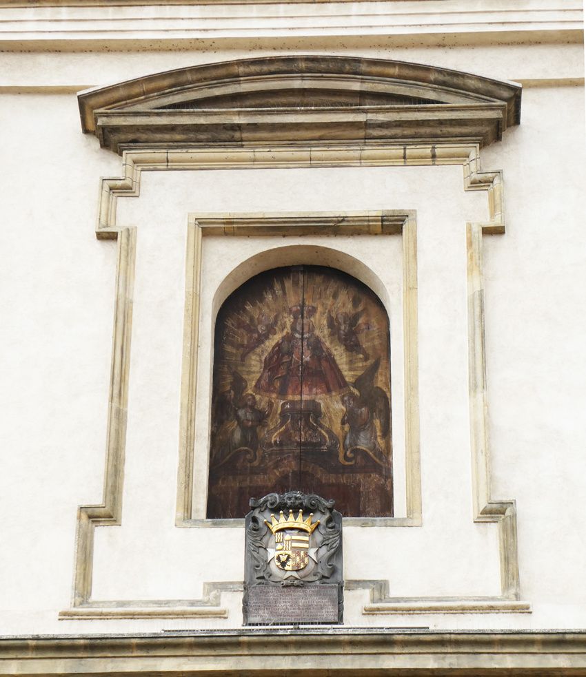 Sur le fronton de l'église, l'icône de l'Enfant Jésus. 