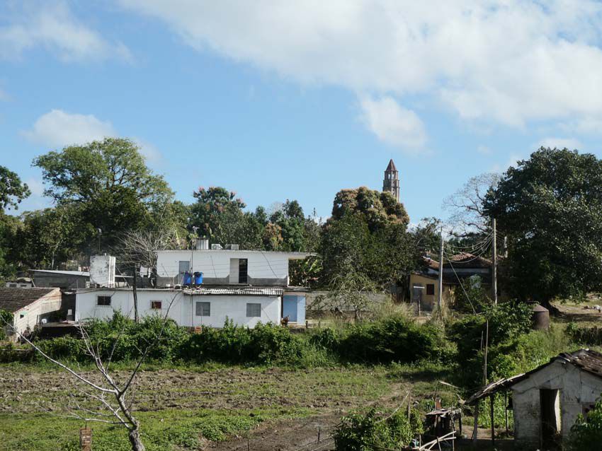 La tour Manaca vue du train. Ph. Delahaye.