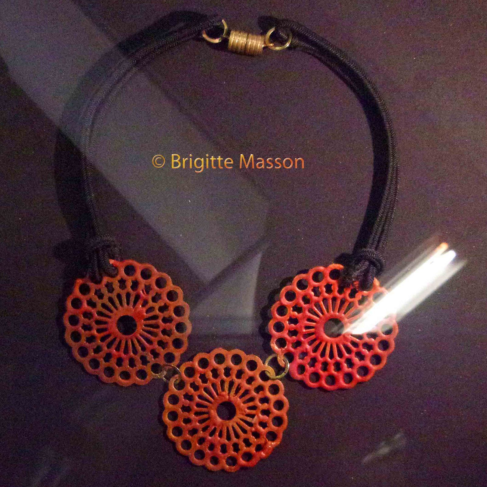 Les colliers de l'exposition "Les bijoux d'Elsa Triolet" à la fête de  l'Humanité - Boucles d'oreille - Brigitte Masson