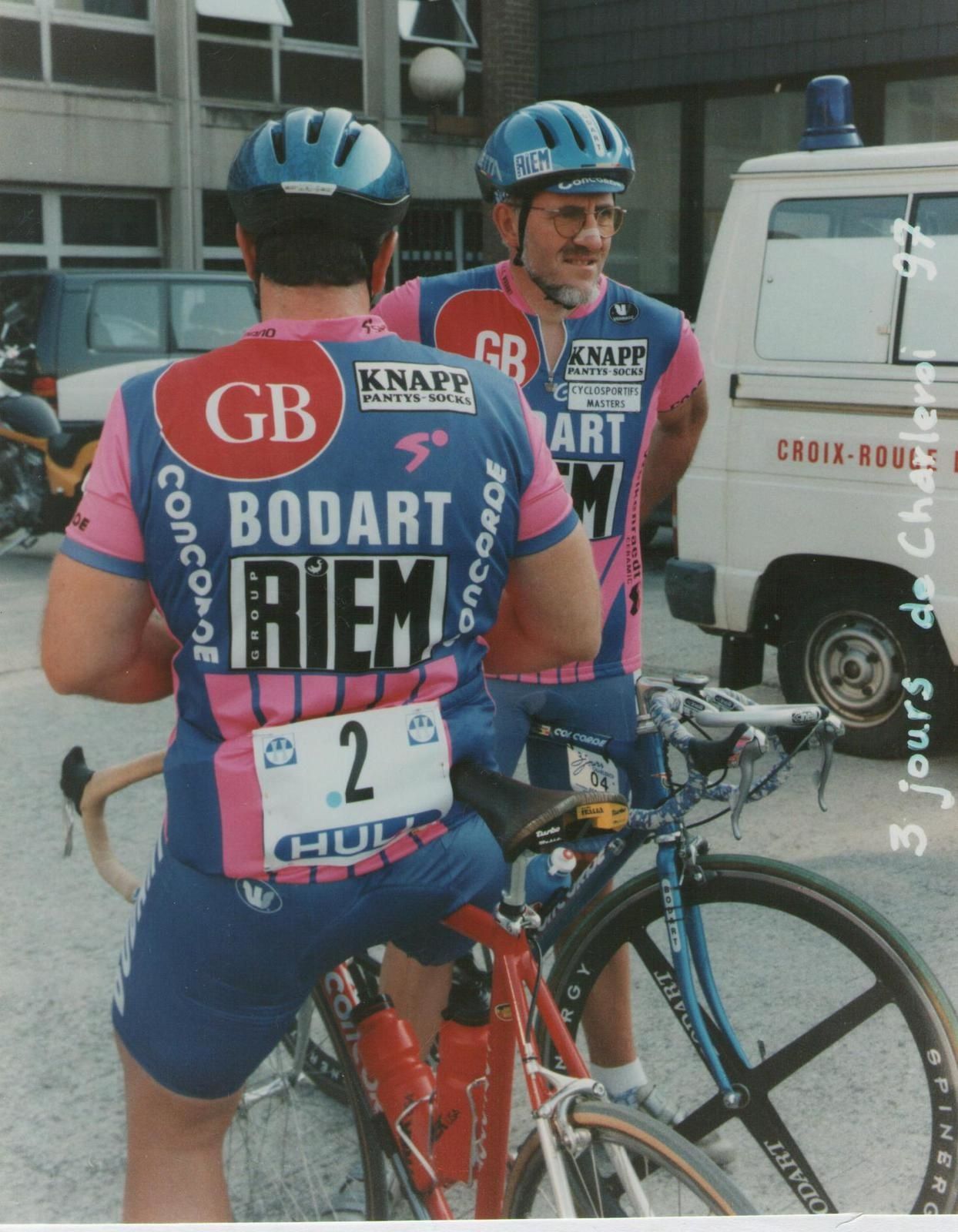 Une vie de sports , (la mienne) Debut La Marche: en 1973 ( 20 km dans ma commune sur un pari ) puis 3 semaines apres Championnat Europe Marche a Pespinster 50 km, tout cela en n'ayant fait aucun sport avant, pui passé sur les longues distances 100 km, 24H etc fondateur du club Spiridon IAUBF, & passage a la courses a pied ( terminé 120 x Marathons (avec 42km de Berlin, Paris, Bruxelles, Albi, etc), 40x 100 km (avec Millau, Belves, Montlucon, plusieurs Championnat de France) 24 H de Biarritz, Gap, Jabbeke Suite a un accident sportif en 1984 ( renversé par un chauffard 42 km au Canada  Chicoutimi)  passé peu a peu au VTT( 3x Paris-Roubaix) & Cyclosportives Masters surtout en France avec 8 ans au Velo Club La Pomme MARSEILLE ( + de 106.500 km a pied & 120.000 km Velo   Maintenant, suite probl