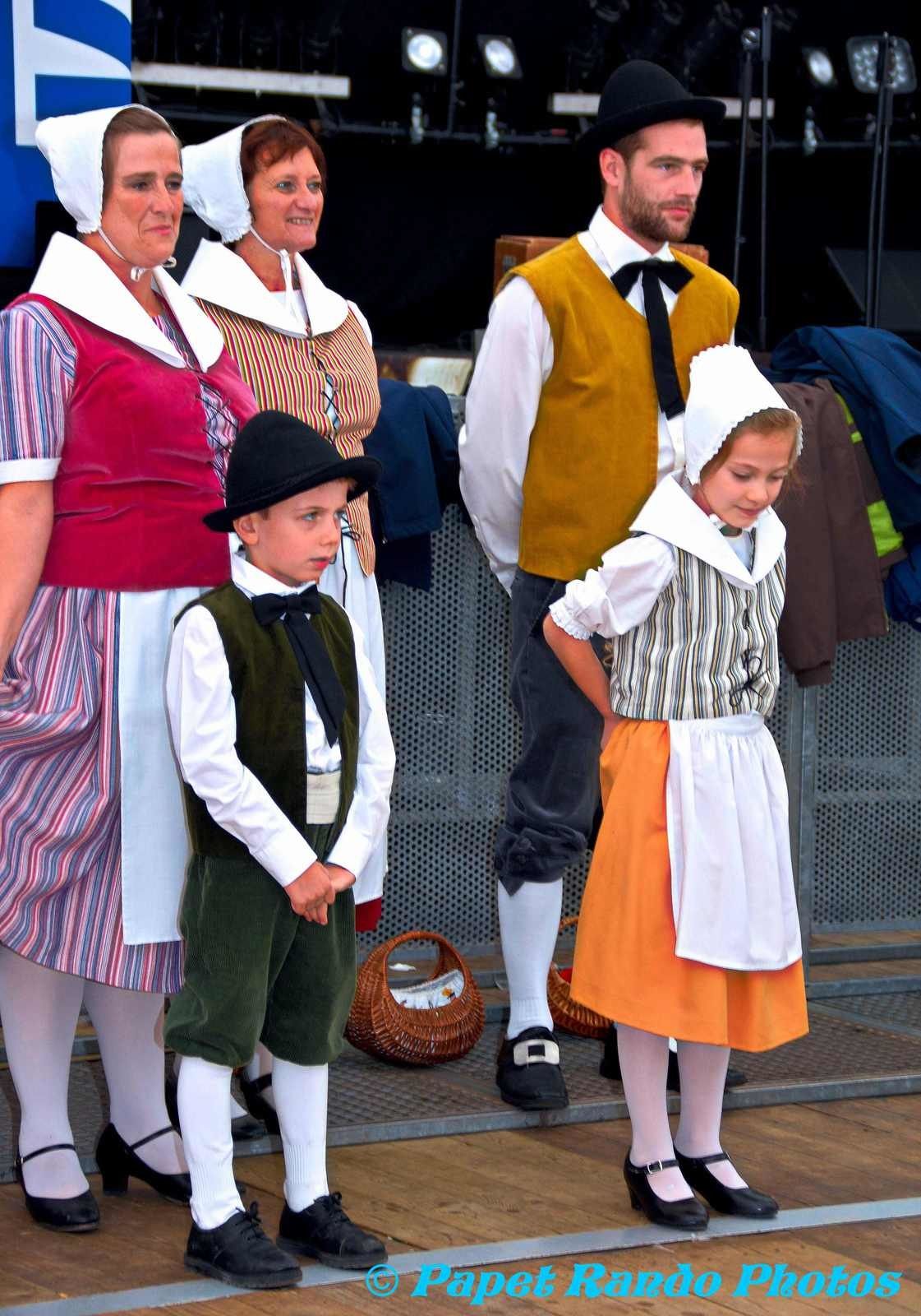 Comme  chaque année une bonne ambiance, VIVE LA WALLONIE, photos Les Celebres Molons, Les Alfers Namurois, La Frairie des Masuis et Cotelis Jambois,Les Alfers,Zouaves de Malonne, Alba Pipe Band 