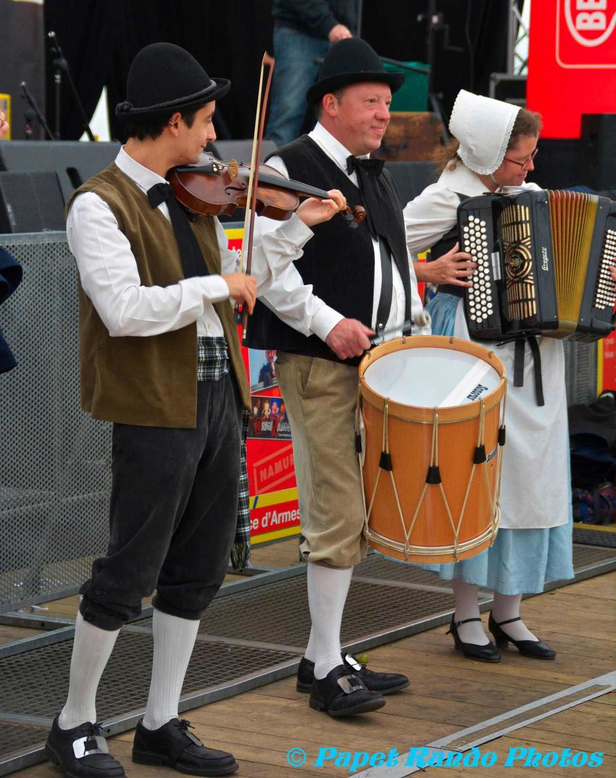 Comme  chaque année une bonne ambiance, VIVE LA WALLONIE, photos Les Celebres Molons, Les Alfers Namurois, La Frairie des Masuis et Cotelis Jambois,Les Alfers,Zouaves de Malonne, Alba Pipe Band 