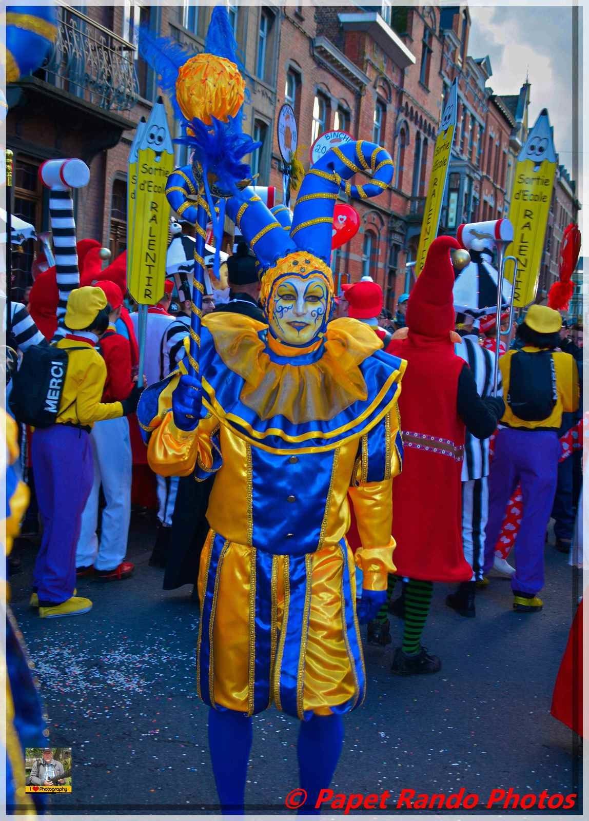 Dimanche Gras a Binche sous le soleil, ( pas facile pour les photos, avec les suiveurs de groupe, devant & sur les cotés, le groupe au milieu ???? heureusement des groupes avec les suiveurs derriére )