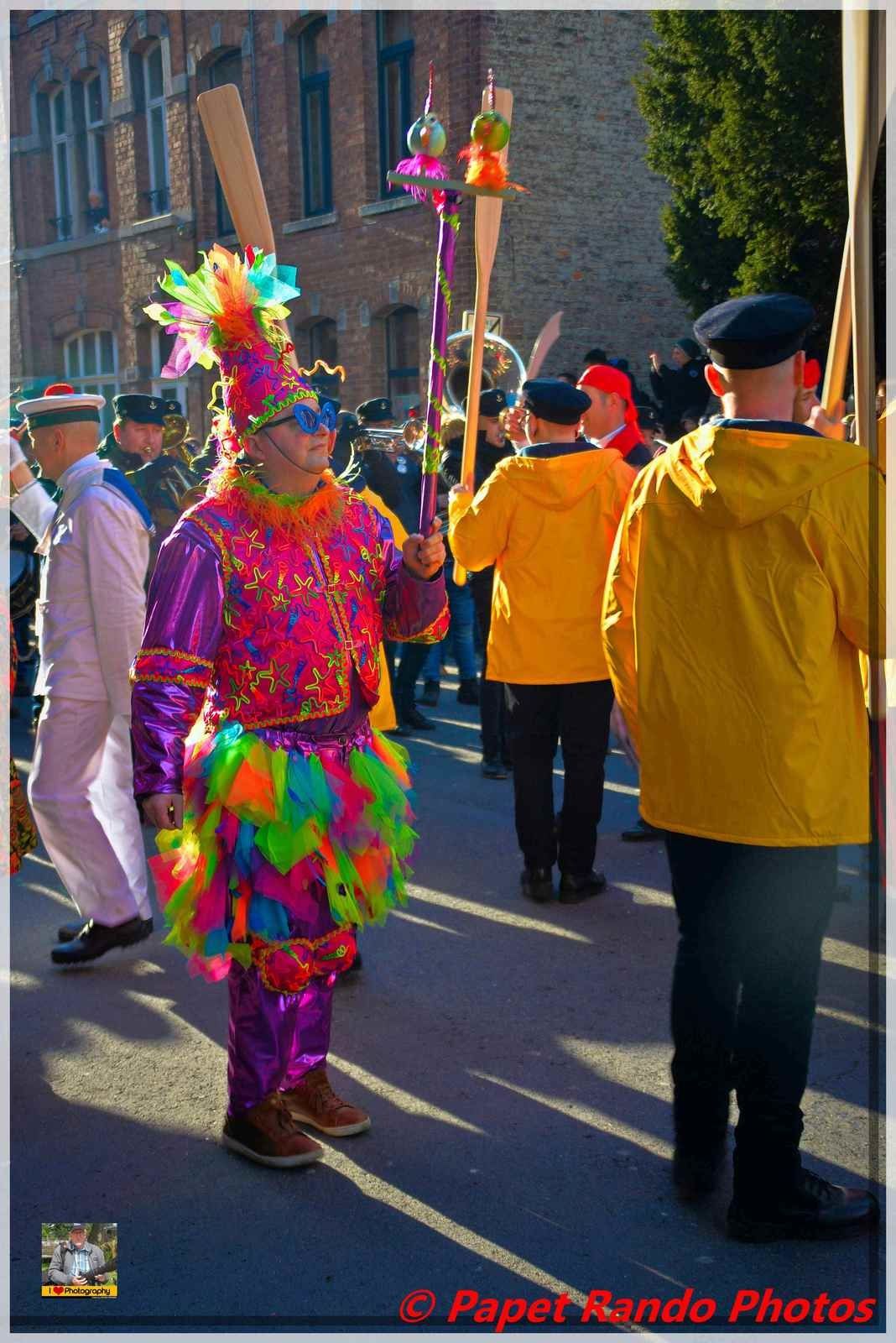 Dimanche Gras a Binche sous le soleil, ( pas facile pour les photos, avec les suiveurs de groupe, devant & sur les cotés, le groupe au milieu ???? heureusement des groupes avec les suiveurs derriére )