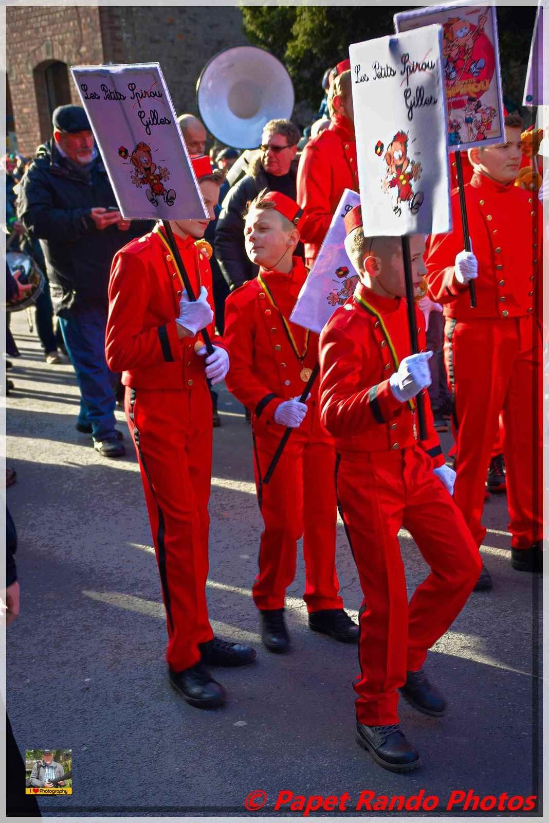 Dimanche Gras a Binche sous le soleil, ( pas facile pour les photos, avec les suiveurs de groupe, devant & sur les cotés, le groupe au milieu ???? heureusement des groupes avec les suiveurs derriére )