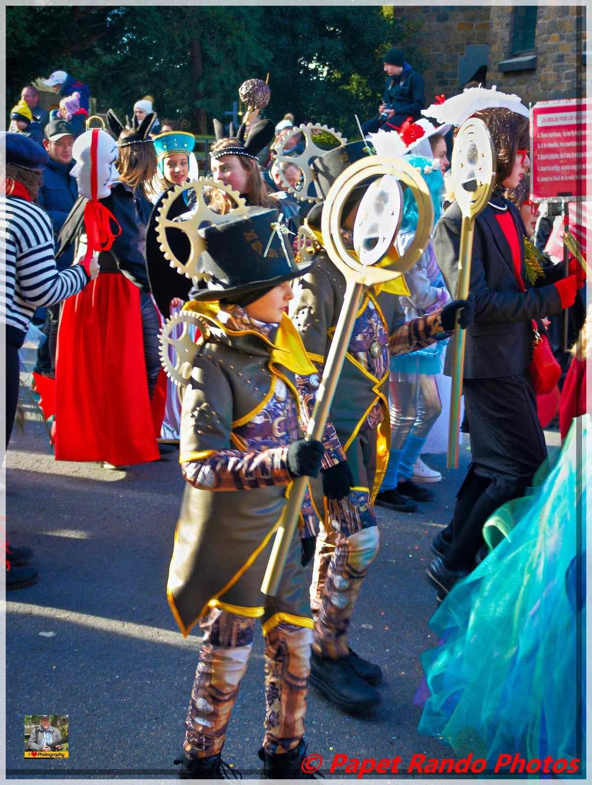 Dimanche Gras a Binche sous le soleil, ( pas facile pour les photos, avec les suiveurs de groupe, devant & sur les cotés, le groupe au milieu ???? heureusement des groupes avec les suiveurs derriére )