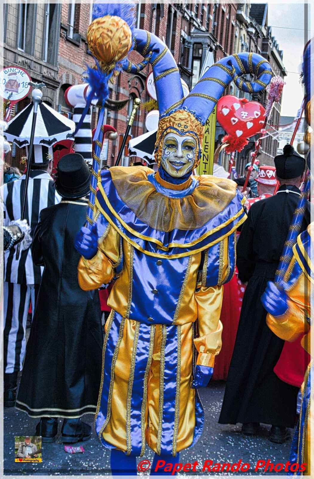 Dimanche Gras a Binche sous le soleil, ( pas facile pour les photos, avec les suiveurs de groupe, devant & sur les cotés, le groupe au milieu ???? heureusement des groupes avec les suiveurs derriére )