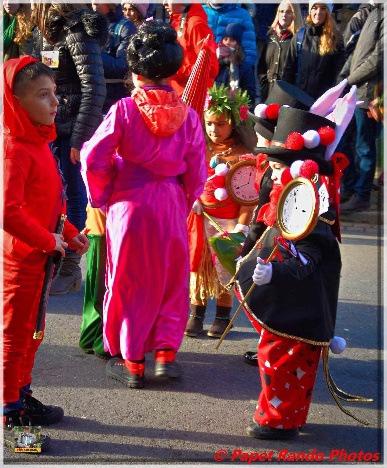 Dimanche Gras a Binche sous le soleil, ( pas facile pour les photos, avec les suiveurs de groupe, devant & sur les cotés, le groupe au milieu ???? heureusement des groupes avec les suiveurs derriére )