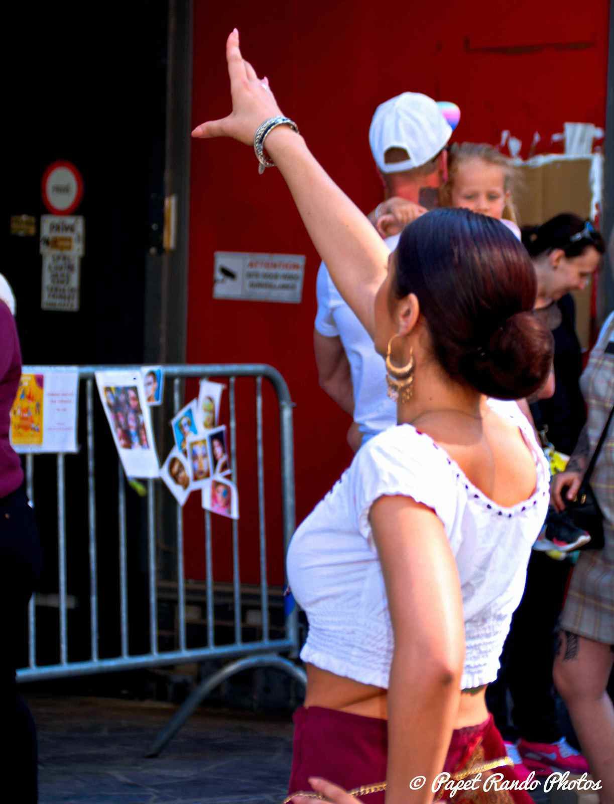 MONS  autour du Monde, danses de tout pays, plus de 5 podiums dans le centre de Mons, premiere partie avec le Flamenco & le groupe Duende de Flamenco de La Louviere , groupe que je connais depuis plus de quatre ans, bravo a Magdalena & son groupe qui donne envie de connaitre l'Andalouisie (  passé une semaine merveilleuse fin aout sur la Vuelta 2017) 