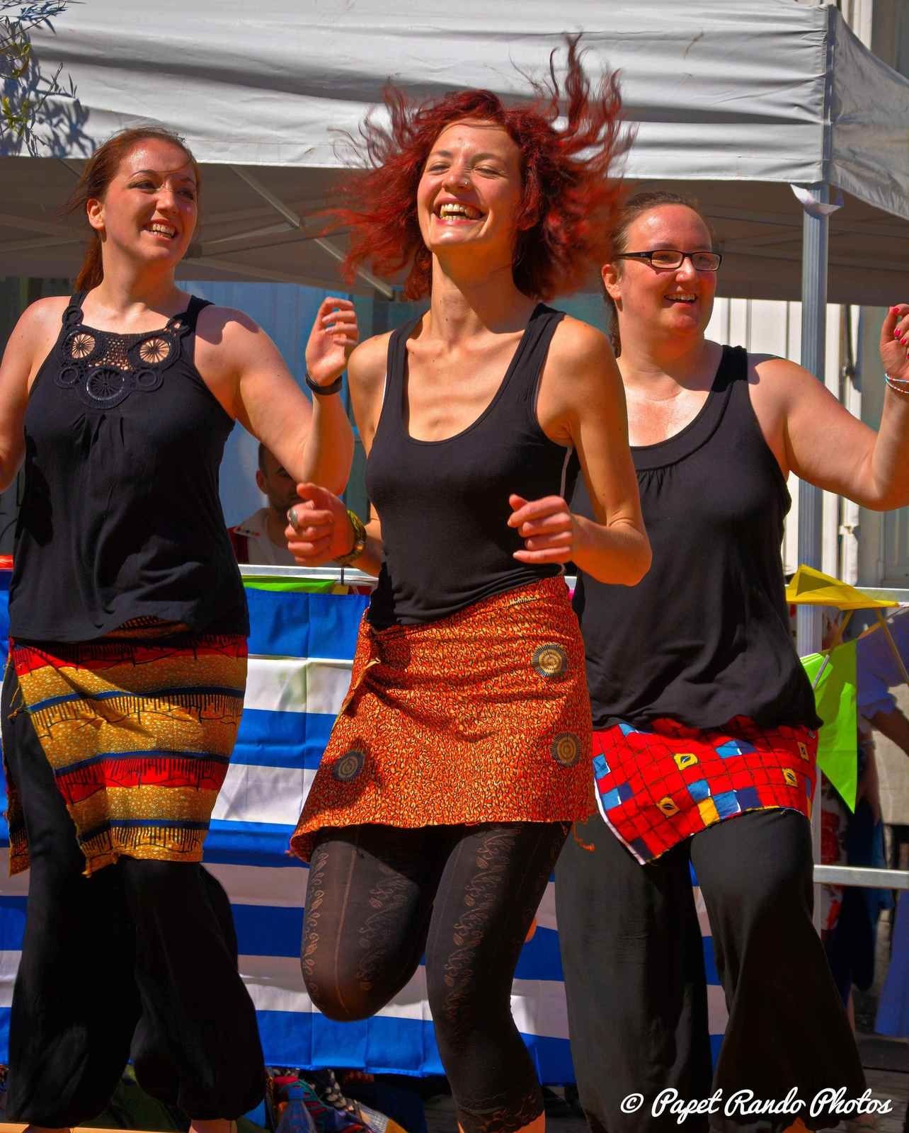 Mons autour du Monde, danses & musiques de partout, un vrai plaisir pour les yeux & les chasseurs d'images passionné. Cela sur plusieurs podiums (d'ou beaucoup de km sur les pavés Montois, sous un soleil magnifique) photos : Danses Latinos, Orientales, Ballywood, Grecques, Africaines, Celtic, Pom-Pom Girls etc etc 