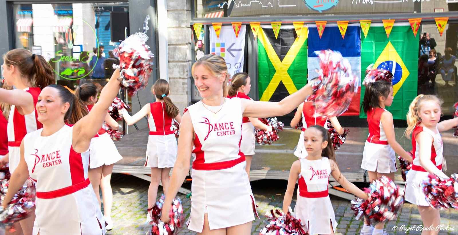 Mons autour du Monde, danses & musiques de partout, un vrai plaisir pour les yeux & les chasseurs d'images passionné. Cela sur plusieurs podiums (d'ou beaucoup de km sur les pavés Montois, sous un soleil magnifique) photos : Danses Latinos, Orientales, Ballywood, Grecques, Africaines, Celtic, Pom-Pom Girls etc etc 