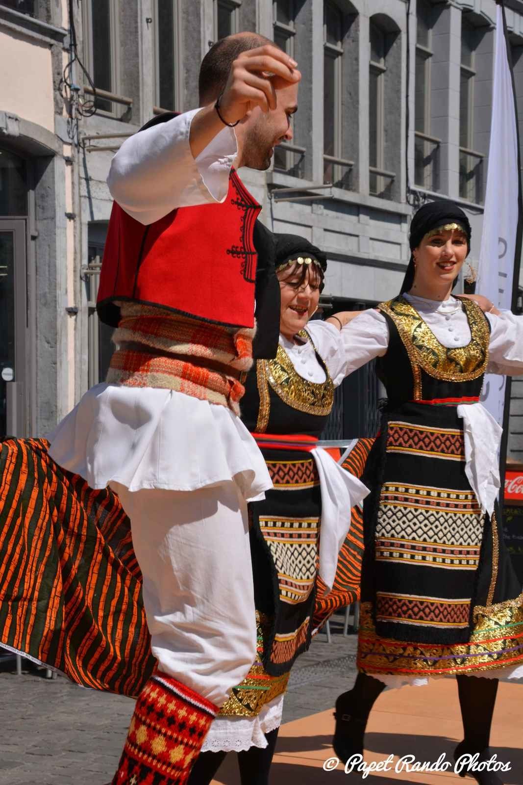 Mons autour du Monde, danses & musiques de partout, un vrai plaisir pour les yeux & les chasseurs d'images passionné. Cela sur plusieurs podiums (d'ou beaucoup de km sur les pavés Montois, sous un soleil magnifique) photos : Danses Latinos, Orientales, Ballywood, Grecques, Africaines, Celtic, Pom-Pom Girls etc etc 