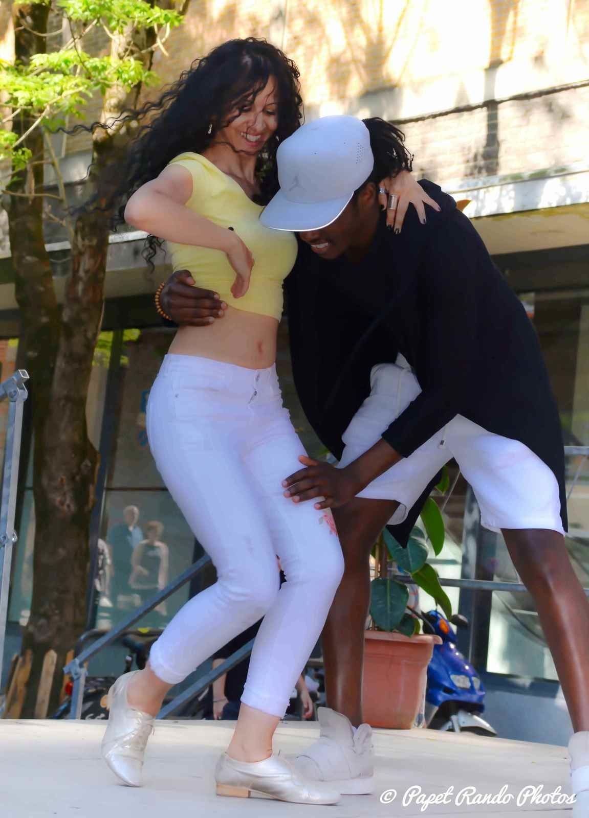 Mons autour du Monde, danses & musiques de partout, un vrai plaisir pour les yeux & les chasseurs d'images passionné. Cela sur plusieurs podiums (d'ou beaucoup de km sur les pavés Montois, sous un soleil magnifique) photos : Danses Latinos, Orientales, Ballywood, Grecques, Africaines, Celtic, Pom-Pom Girls etc etc 