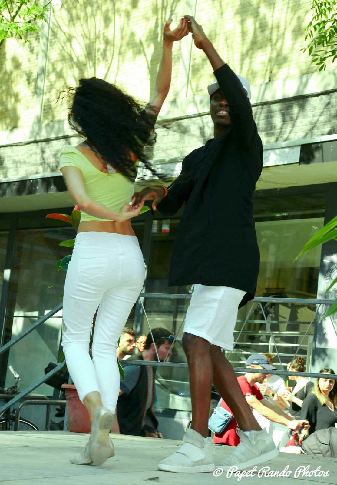 Mons autour du Monde, danses & musiques de partout, un vrai plaisir pour les yeux & les chasseurs d'images passionné. Cela sur plusieurs podiums (d'ou beaucoup de km sur les pavés Montois, sous un soleil magnifique) photos : Danses Latinos, Orientales, Ballywood, Grecques, Africaines, Celtic, Pom-Pom Girls etc etc 