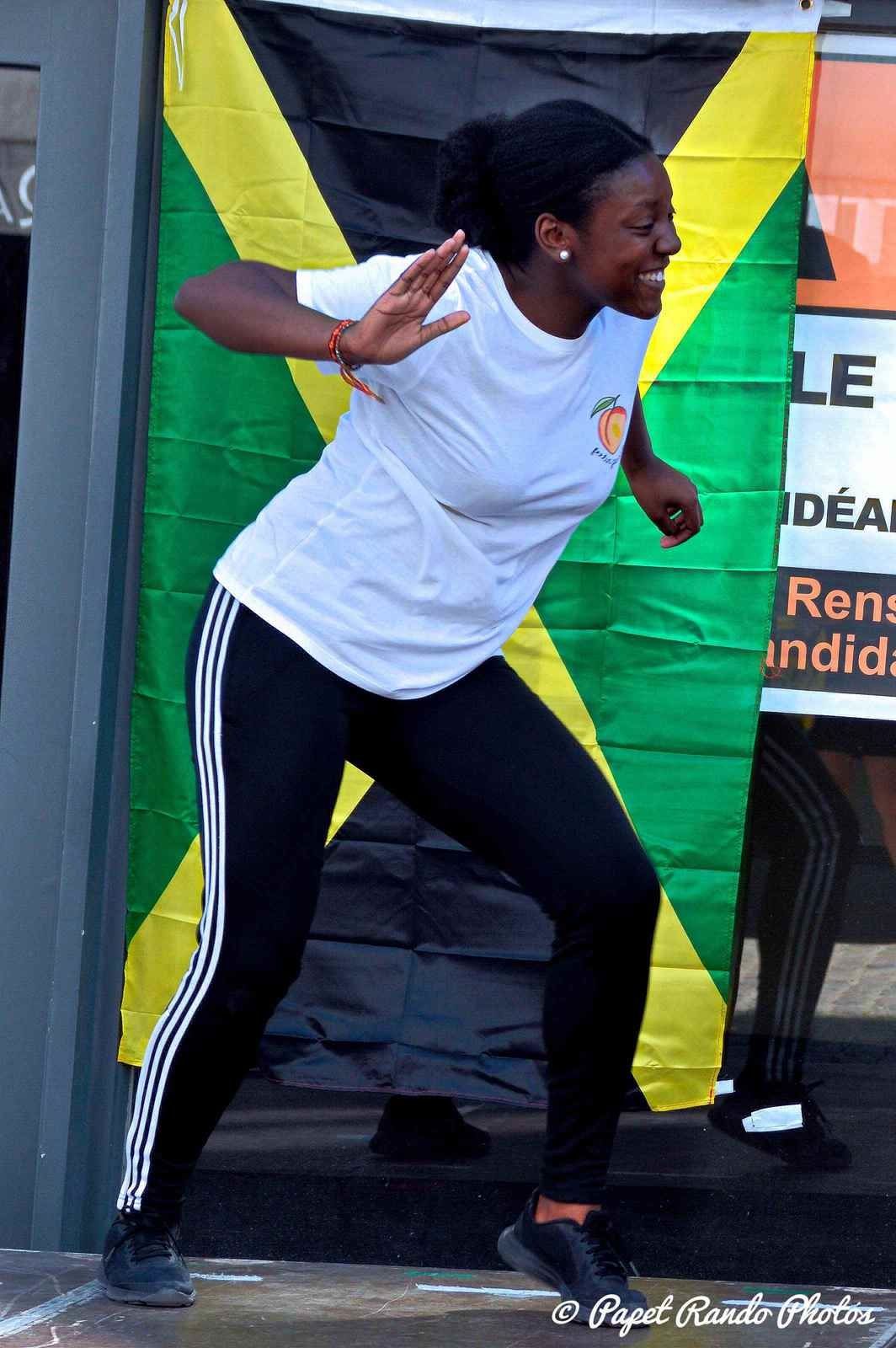 Mons autour du Monde, danses & musiques de partout, un vrai plaisir pour les yeux & les chasseurs d'images passionné. Cela sur plusieurs podiums (d'ou beaucoup de km sur les pavés Montois, sous un soleil magnifique) photos : Danses Latinos, Orientales, Ballywood, Grecques, Africaines, Celtic, Pom-Pom Girls etc etc 