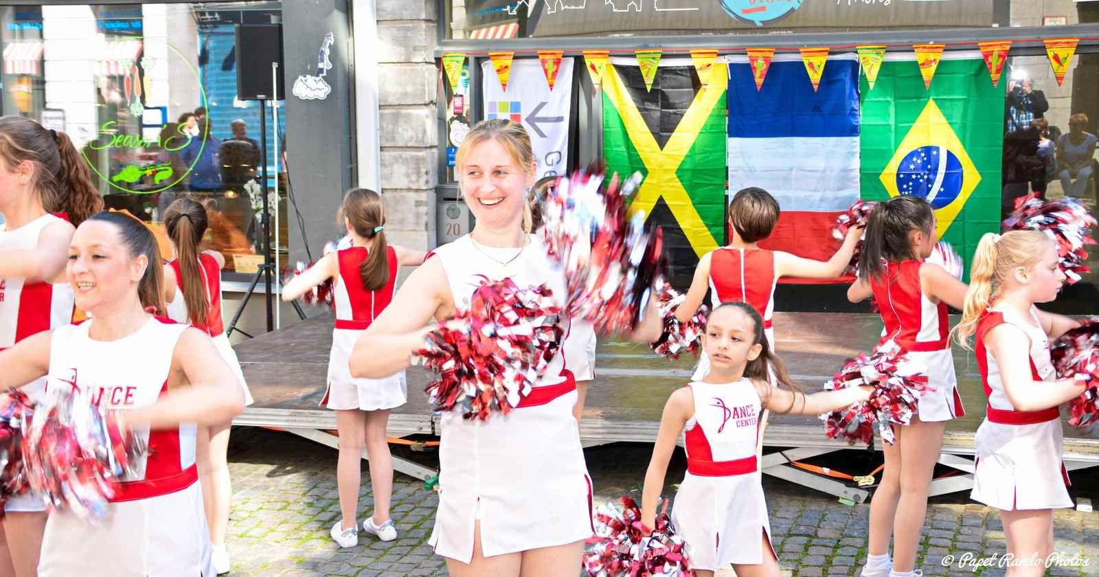 Mons autour du Monde, danses & musiques de partout, un vrai plaisir pour les yeux & les chasseurs d'images passionné. Cela sur plusieurs podiums (d'ou beaucoup de km sur les pavés Montois, sous un soleil magnifique) photos : Danses Latinos, Orientales, Ballywood, Grecques, Africaines, Celtic, Pom-Pom Girls etc etc 