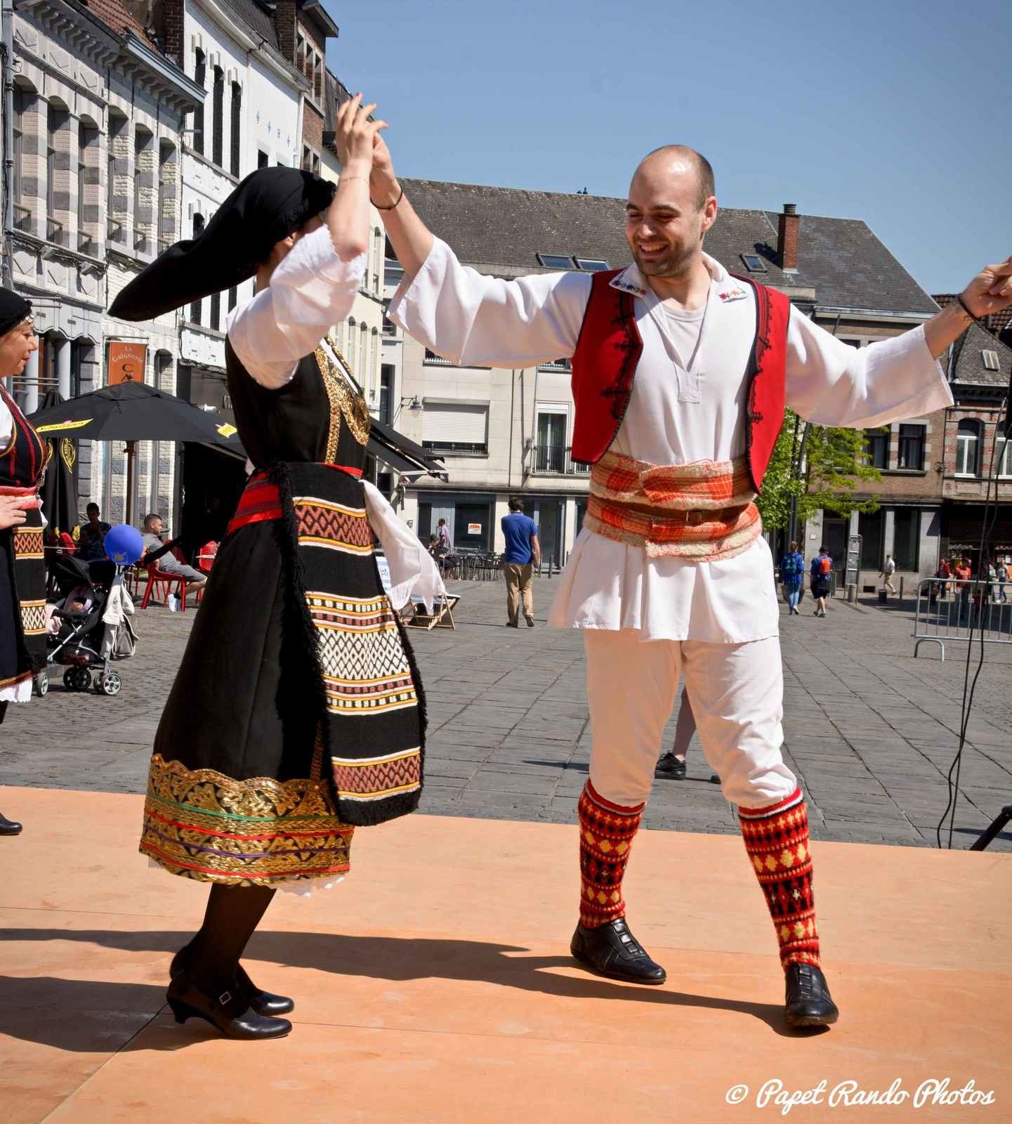 Mons autour du Monde, danses & musiques de partout, un vrai plaisir pour les yeux & les chasseurs d'images passionné. Cela sur plusieurs podiums (d'ou beaucoup de km sur les pavés Montois, sous un soleil magnifique) photos : Danses Latinos, Orientales, Ballywood, Grecques, Africaines, Celtic, Pom-Pom Girls etc etc 