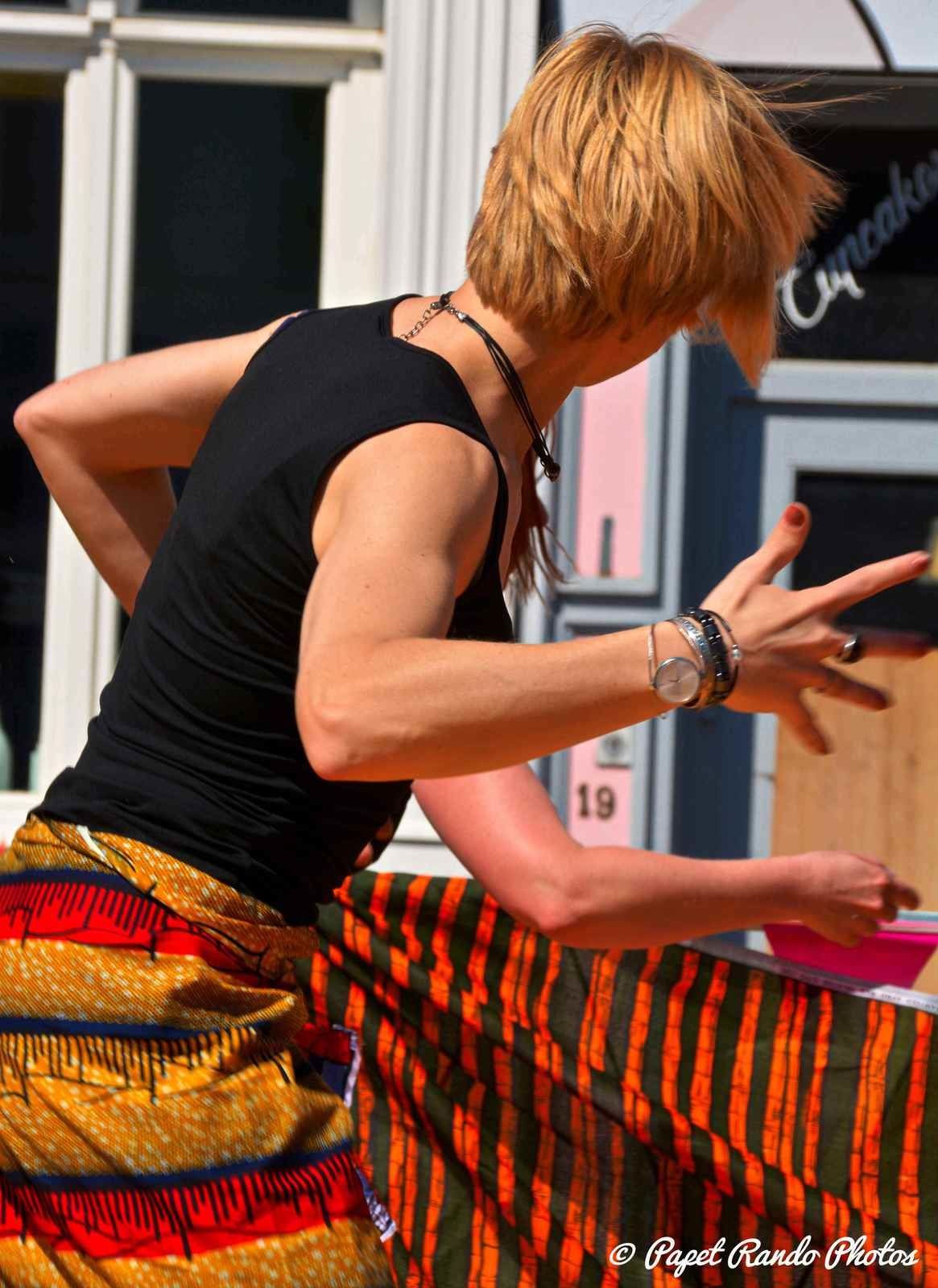 Mons autour du Monde, danses & musiques de partout, un vrai plaisir pour les yeux & les chasseurs d'images passionné. Cela sur plusieurs podiums (d'ou beaucoup de km sur les pavés Montois, sous un soleil magnifique) photos : Danses Latinos, Orientales, Ballywood, Grecques, Africaines, Celtic, Pom-Pom Girls etc etc 