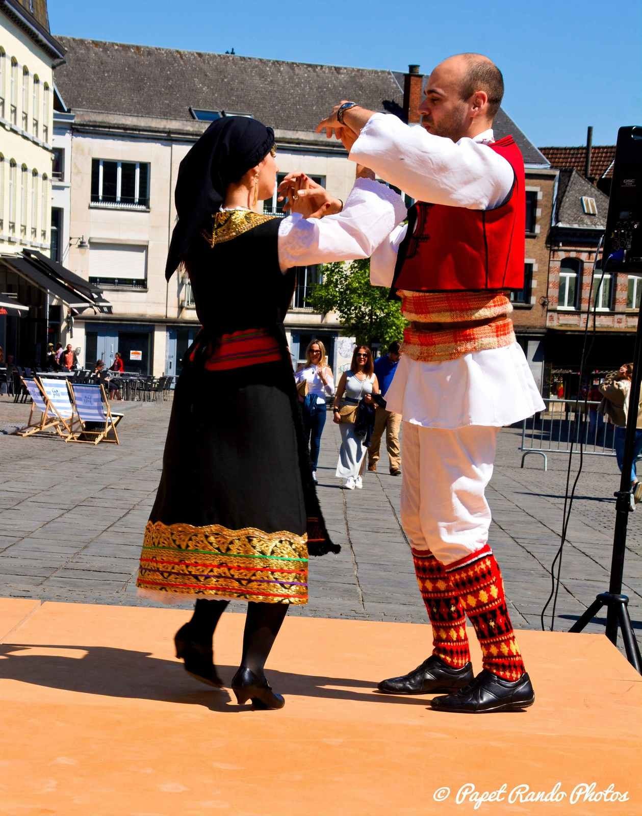 Mons autour du Monde, danses & musiques de partout, un vrai plaisir pour les yeux & les chasseurs d'images passionné. Cela sur plusieurs podiums (d'ou beaucoup de km sur les pavés Montois, sous un soleil magnifique) photos : Danses Latinos, Orientales, Ballywood, Grecques, Africaines, Celtic, Pom-Pom Girls etc etc 