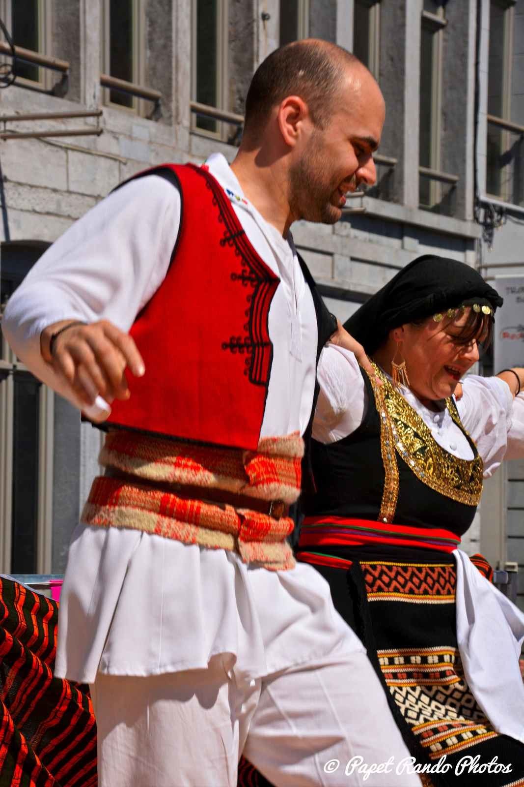Mons autour du Monde, danses & musiques de partout, un vrai plaisir pour les yeux & les chasseurs d'images passionné. Cela sur plusieurs podiums (d'ou beaucoup de km sur les pavés Montois, sous un soleil magnifique) photos : Danses Latinos, Orientales, Ballywood, Grecques, Africaines, Celtic, Pom-Pom Girls etc etc 