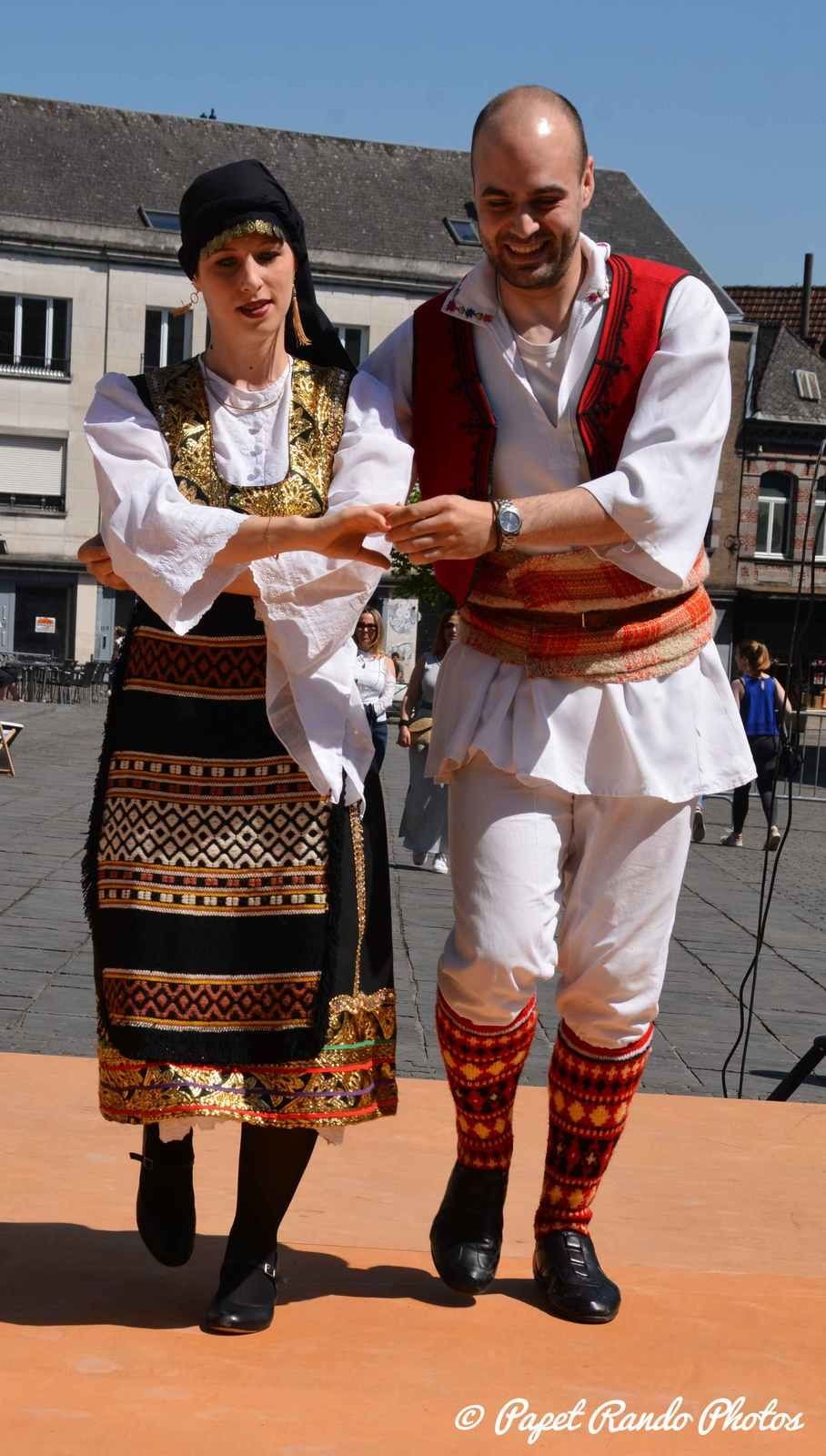Mons autour du Monde, danses & musiques de partout, un vrai plaisir pour les yeux & les chasseurs d'images passionné. Cela sur plusieurs podiums (d'ou beaucoup de km sur les pavés Montois, sous un soleil magnifique) photos : Danses Latinos, Orientales, Ballywood, Grecques, Africaines, Celtic, Pom-Pom Girls etc etc 