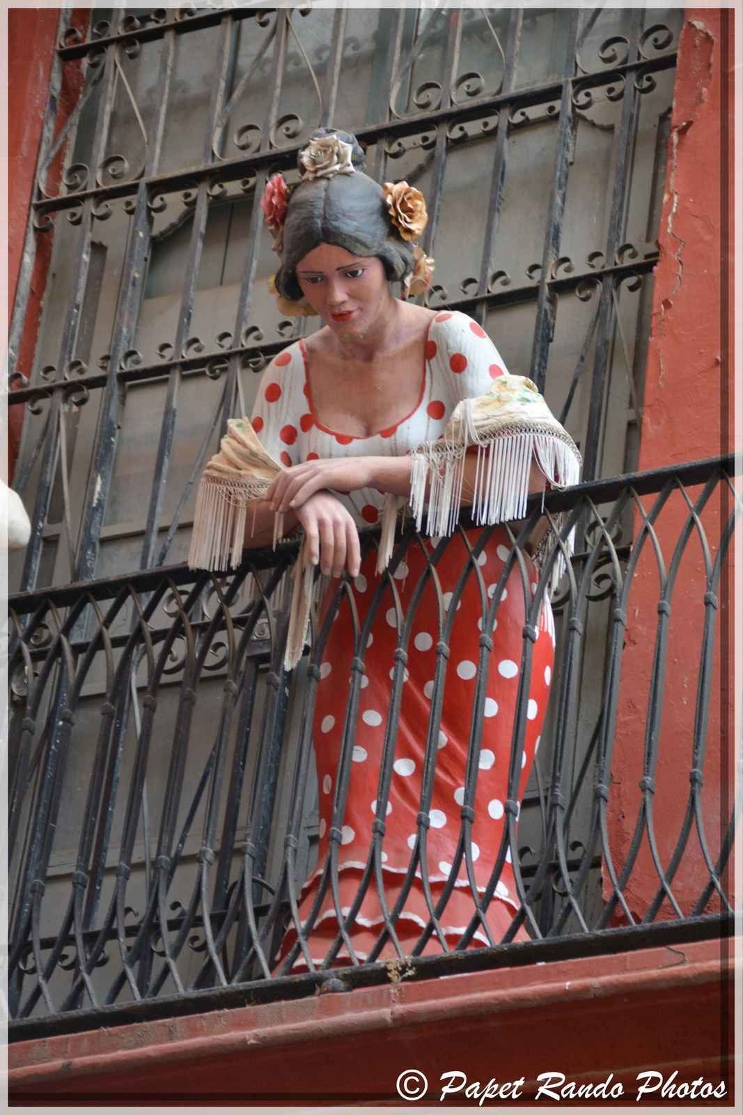 SEVILLE a voir au moins une fois dans votre vie, ville magnifique, bien sur du Flamenco partout, j'y etais aussi pour cela, encore un grand merci aux connaissances du Flamenco pour les bonnes adresses