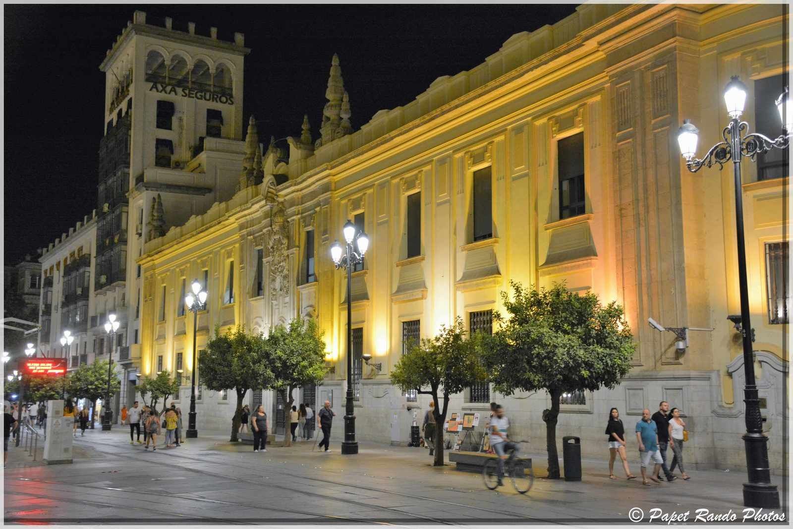 La Cathedrale de Sevilla,inaugurée en 1182 devenue gothique, aussi la plus grande, avec des parties de l'ancienne mosquée, ensuite photos dans la ville 