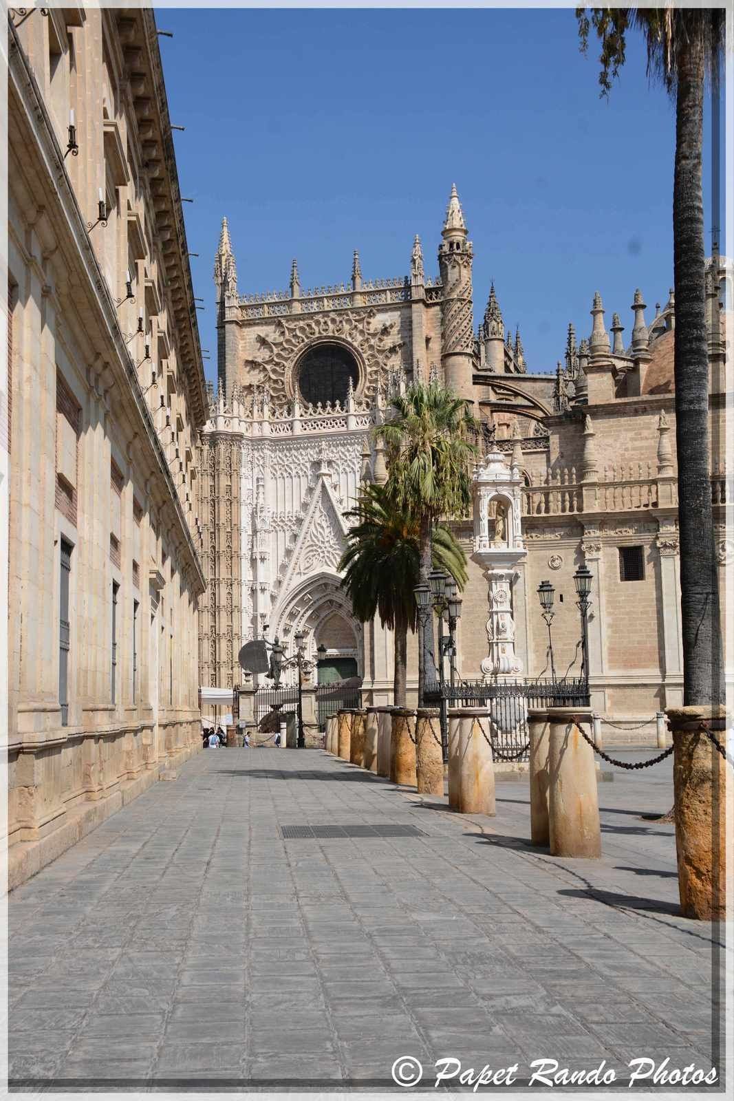La Cathedrale de Sevilla,inaugurée en 1182 devenue gothique, aussi la plus grande, avec des parties de l'ancienne mosquée, ensuite photos dans la ville 