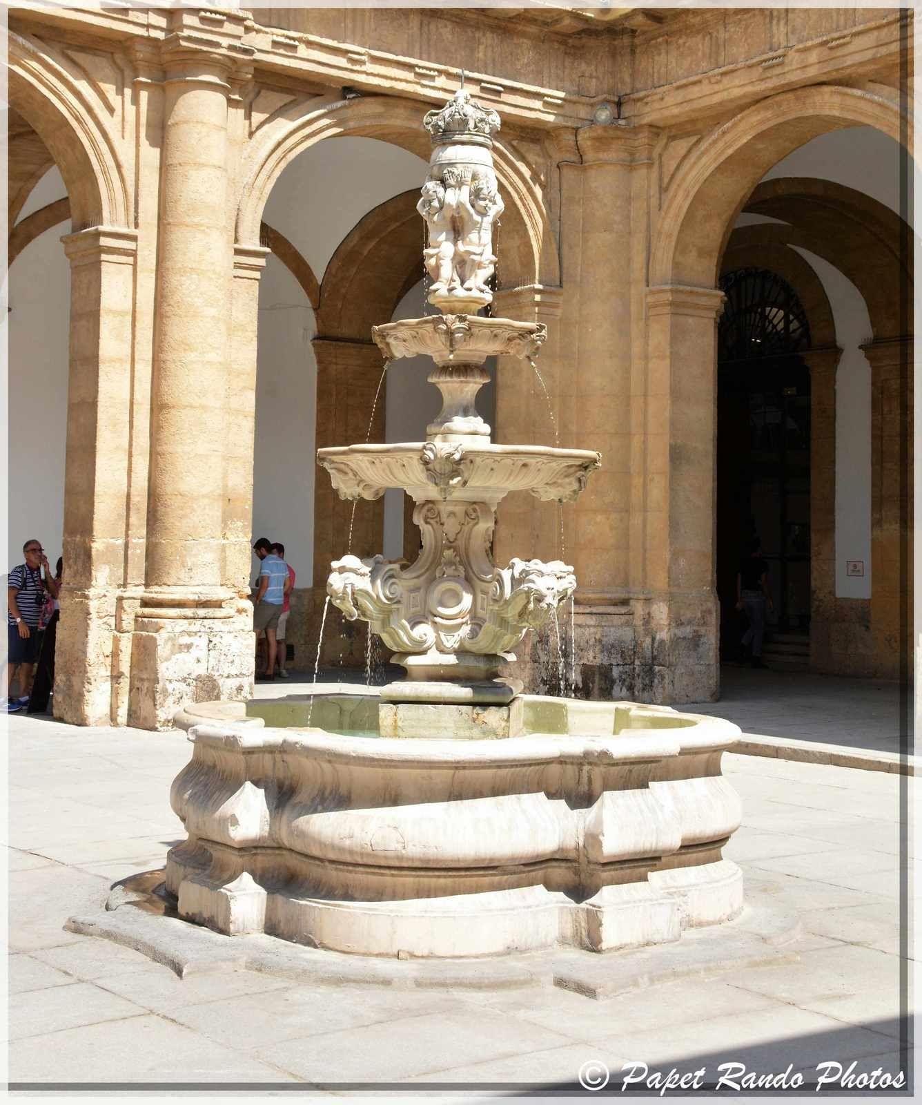 La Cathedrale de Sevilla,inaugurée en 1182 devenue gothique, aussi la plus grande, avec des parties de l'ancienne mosquée, ensuite photos dans la ville 