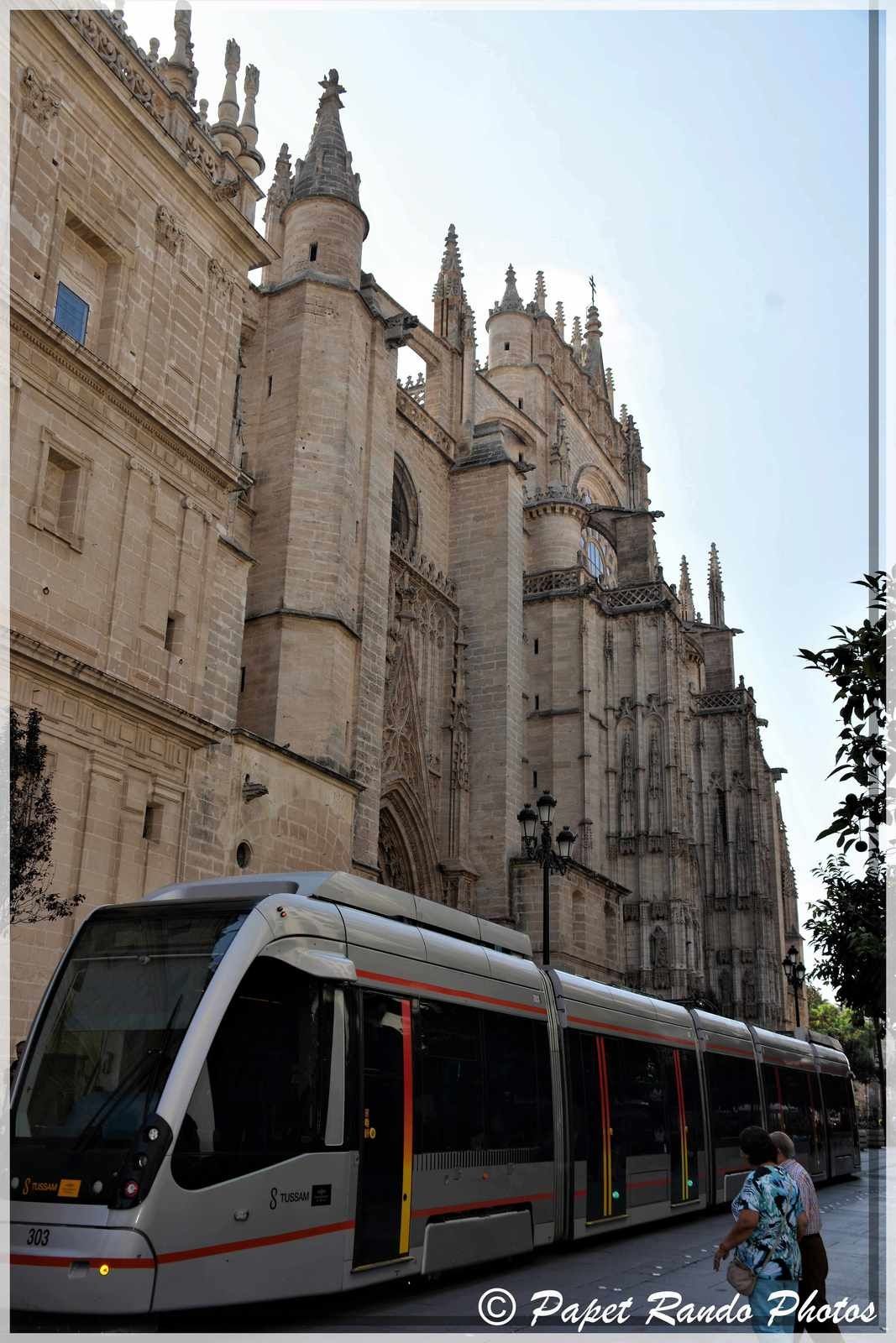 La Cathedrale de Sevilla,inaugurée en 1182 devenue gothique, aussi la plus grande, avec des parties de l'ancienne mosquée, ensuite photos dans la ville 